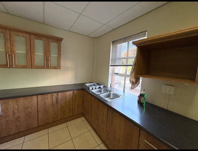 123M² OFFICE TO LET IN FOURWAYS